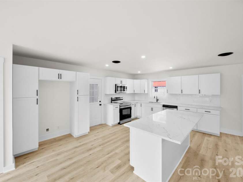 5421 Maplewood Lane, Charlotte, NC 28227.  MLS# CAR4392667, YatesRealty ID 31427. 