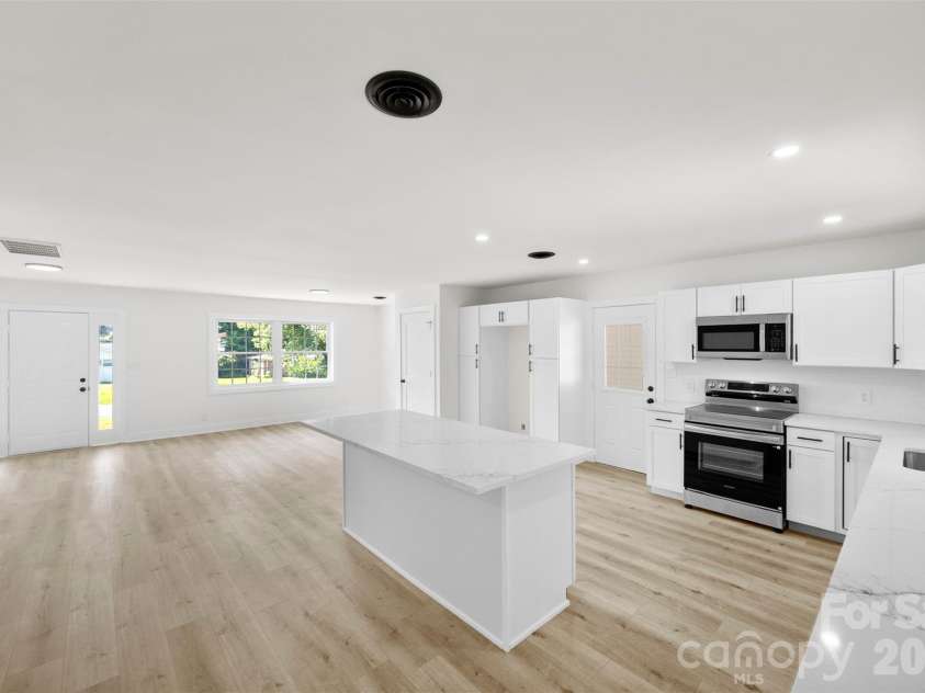 5421 Maplewood Lane, Charlotte, NC 28227.  MLS# CAR4392667, YatesRealty ID 31427. 