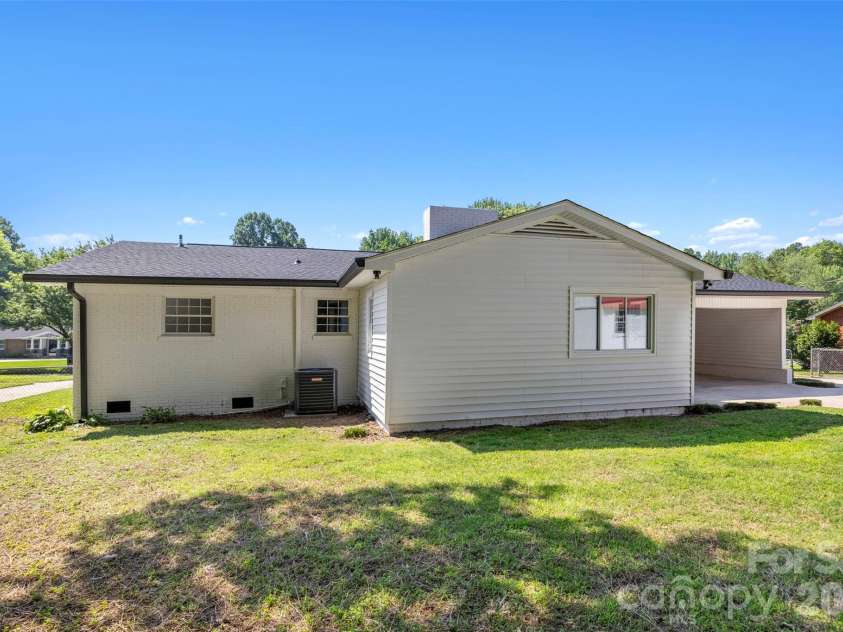 5421 Maplewood Lane, Charlotte, NC 28227.  MLS# CAR4392667, YatesRealty ID 31427. 