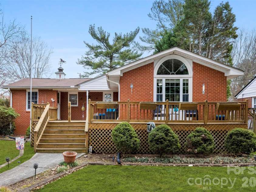 210 Avondale Drive, Lexington, NC 27295.  MLS# CAR4353963, YatesRealty ID 3143. 