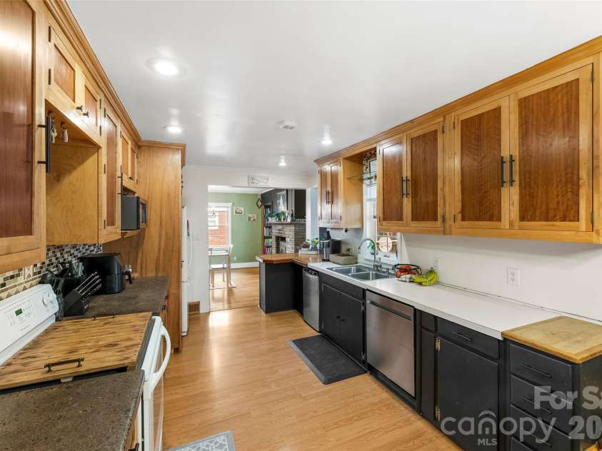 210 Avondale Drive, Lexington, NC 27295.  MLS# CAR4353963, YatesRealty ID 3143. 