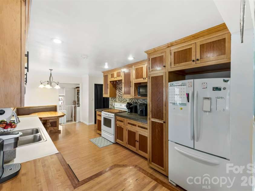 210 Avondale Drive, Lexington, NC 27295.  MLS# CAR4353963, YatesRealty ID 3143. 