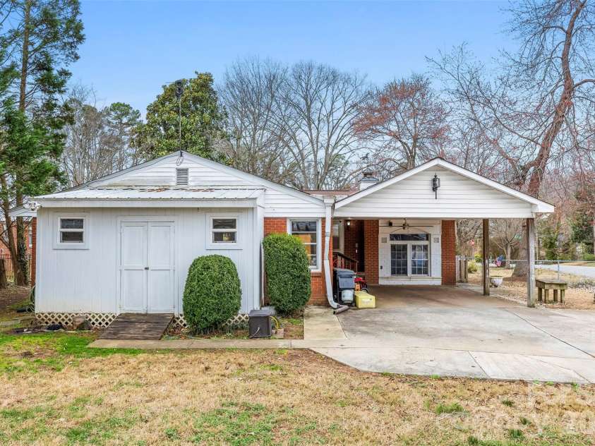210 Avondale Drive, Lexington, NC 27295.  MLS# CAR4353963, YatesRealty ID 3143. 