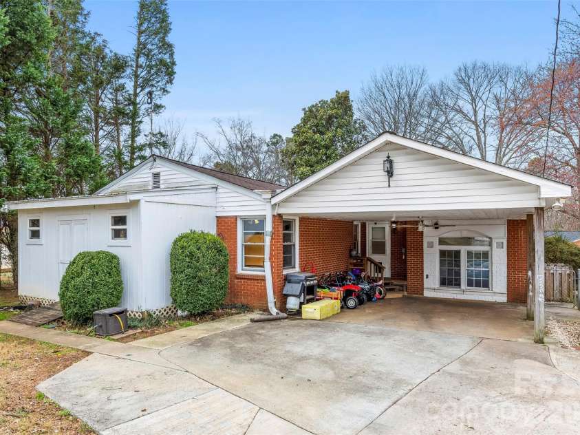 210 Avondale Drive, Lexington, NC 27295.  MLS# CAR4353963, YatesRealty ID 3143. 