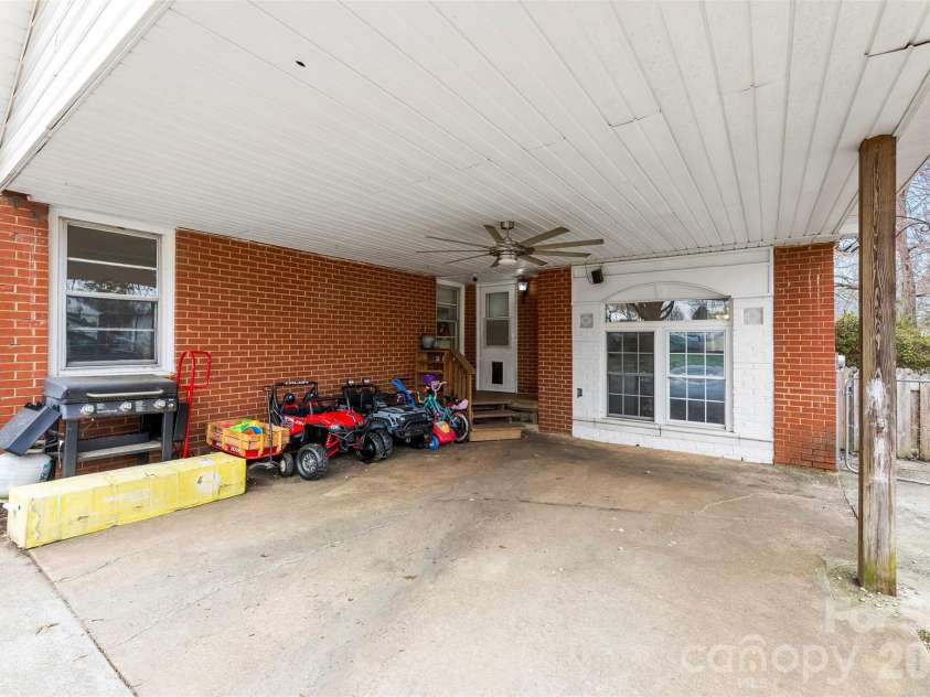 210 Avondale Drive, Lexington, NC 27295.  MLS# CAR4353963, YatesRealty ID 3143. 