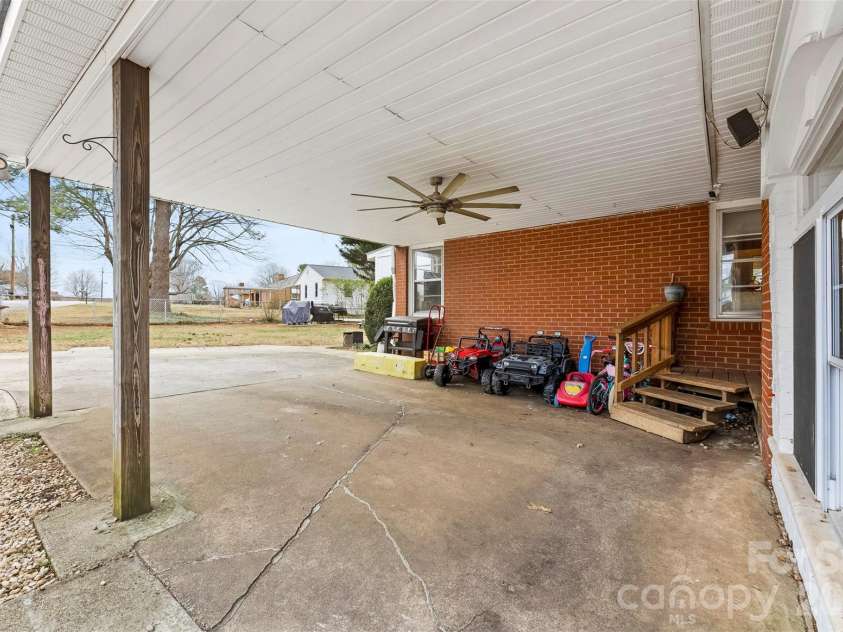 210 Avondale Drive, Lexington, NC 27295.  MLS# CAR4353963, YatesRealty ID 3143. 