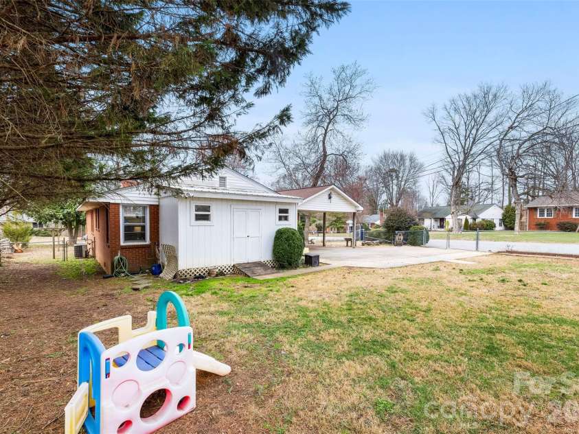 210 Avondale Drive, Lexington, NC 27295.  MLS# CAR4353963, YatesRealty ID 3143. 