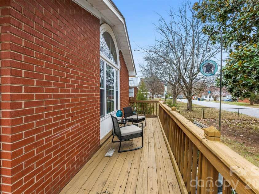 210 Avondale Drive, Lexington, NC 27295.  MLS# CAR4353963, YatesRealty ID 3143. 