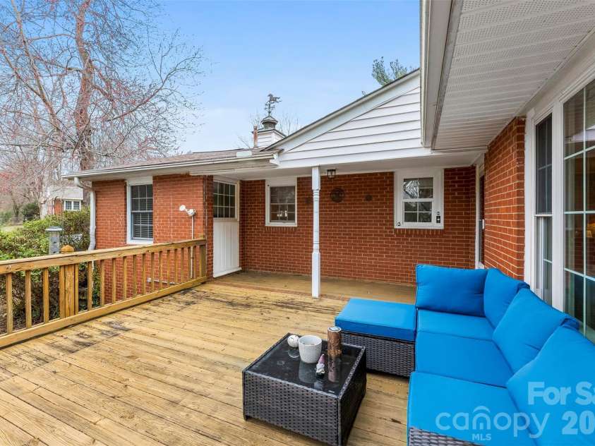 210 Avondale Drive, Lexington, NC 27295.  MLS# CAR4353963, YatesRealty ID 3143. 