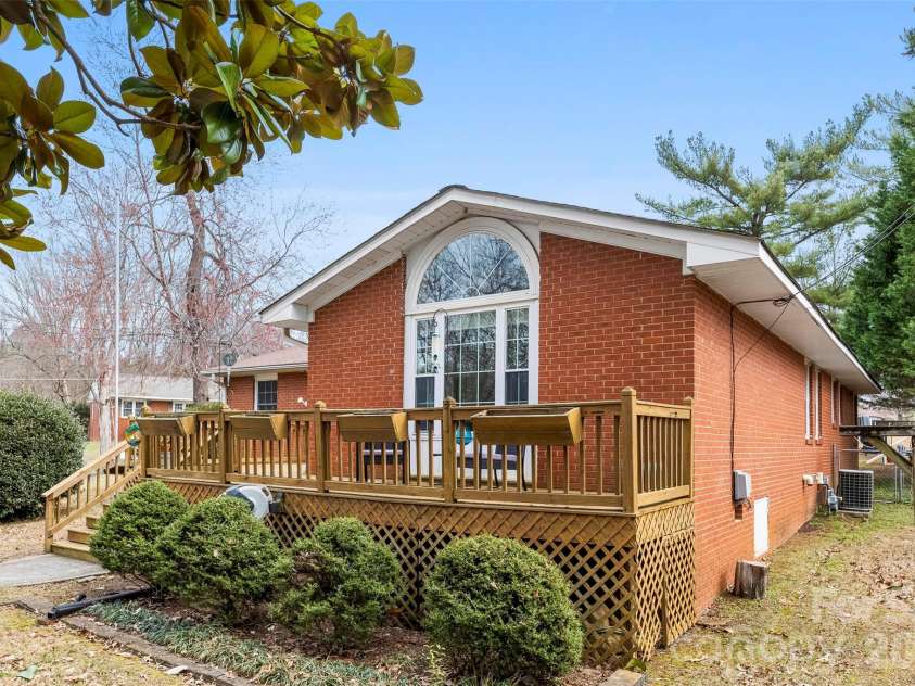 210 Avondale Drive, Lexington, NC 27295.  MLS# CAR4353963, YatesRealty ID 3143. 