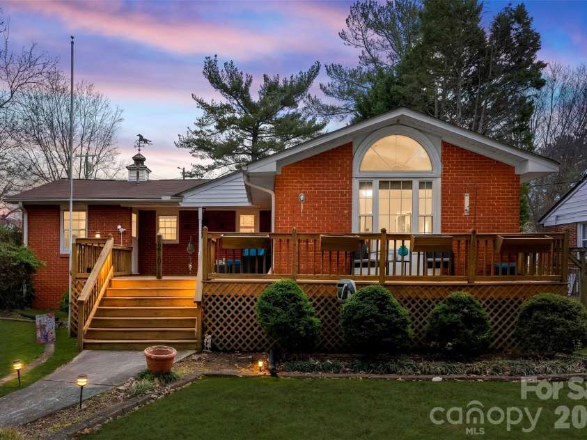 210 Avondale Drive, Lexington, NC 27295.  MLS# CAR4353963, YatesRealty ID 3143. 