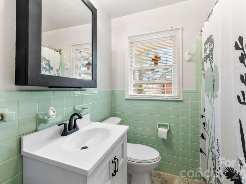 210 Avondale Drive, Lexington, NC 27295.  MLS# CAR4353963, YatesRealty ID 3143. Full bath