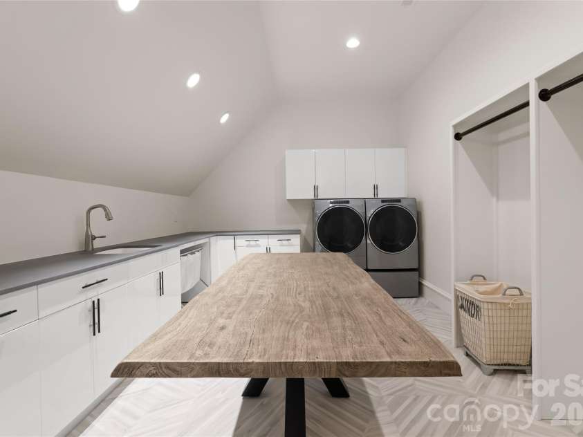 316 Braeside Court, Asheville, NC 28803.  MLS# CAR4198099, YatesRealty ID 3143. 2nd laundry room on upper level 