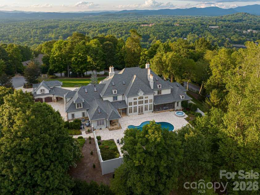 316 Braeside Court, Asheville, NC 28803.  MLS# CAR4198099, YatesRealty ID 3143. Extensive, stunning upgrades throughout this estate home make this easy to move in and start enjoying our Western NC mountains~