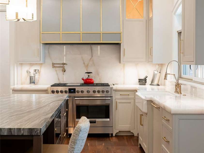 316 Braeside Court, Asheville, NC 28803.  MLS# CAR4198099, YatesRealty ID 3143. Thick-edged cristallo quartzite and 