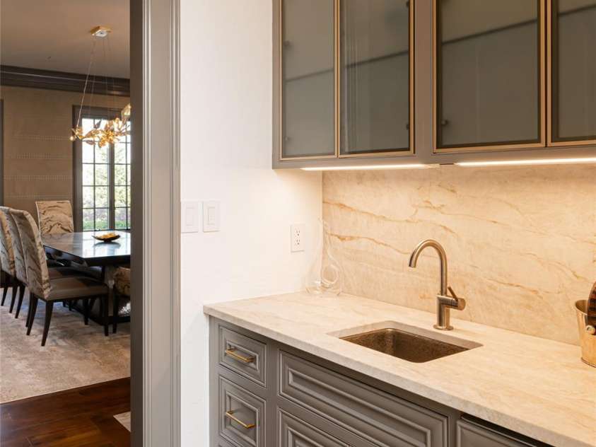 316 Braeside Court, Asheville, NC 28803.  MLS# CAR4198099, YatesRealty ID 3143. Walk-through bar/serving area off of the dining room