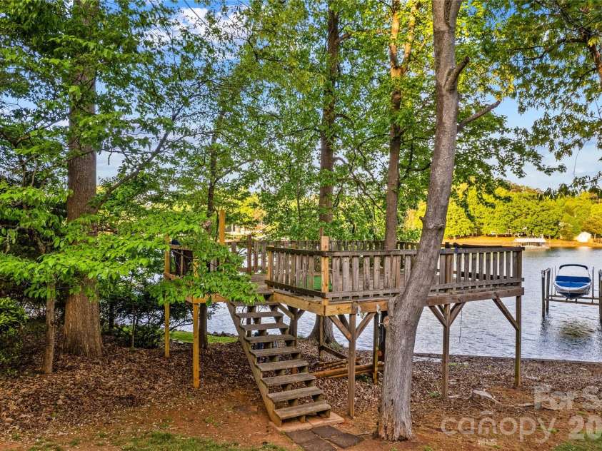 785 Kemp Road, Mooresville, NC 28117.  MLS# CAR4370941, YatesRealty ID 31433. Tree deck over looking water