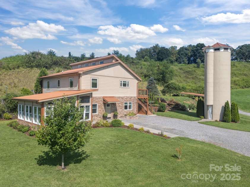 593 Buck Ridge Road, Waynesville, NC 28785.  MLS# CAR4288418, YatesRealty ID 31437. 