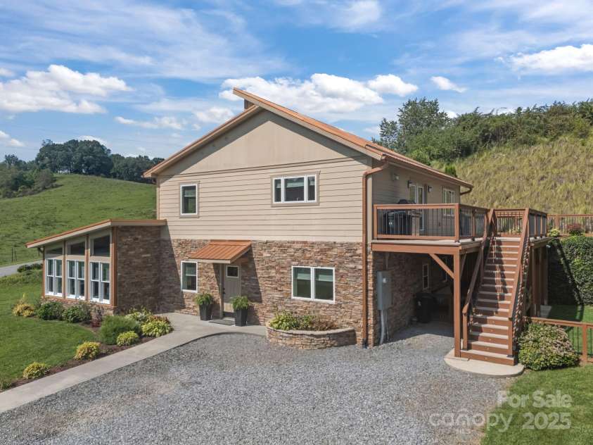 593 Buck Ridge Road, Waynesville, NC 28785.  MLS# CAR4288418, YatesRealty ID 31437. 