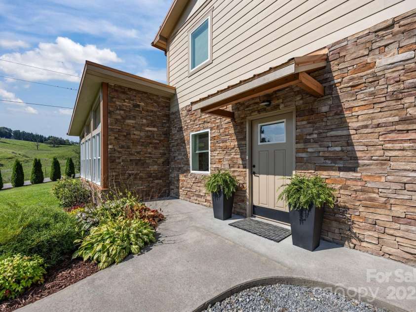 593 Buck Ridge Road, Waynesville, NC 28785.  MLS# CAR4288418, YatesRealty ID 31437. 