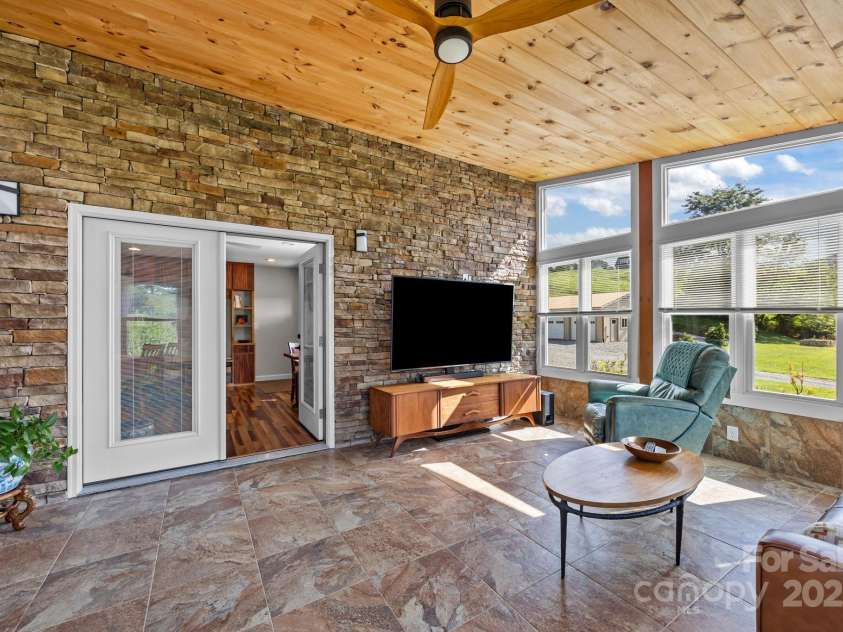 593 Buck Ridge Road, Waynesville, NC 28785.  MLS# CAR4288418, YatesRealty ID 31437. 