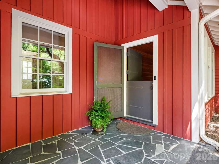 350 Shasta Lane, Charlotte, NC 28211.  MLS# CAR4394531, YatesRealty ID 31439. 