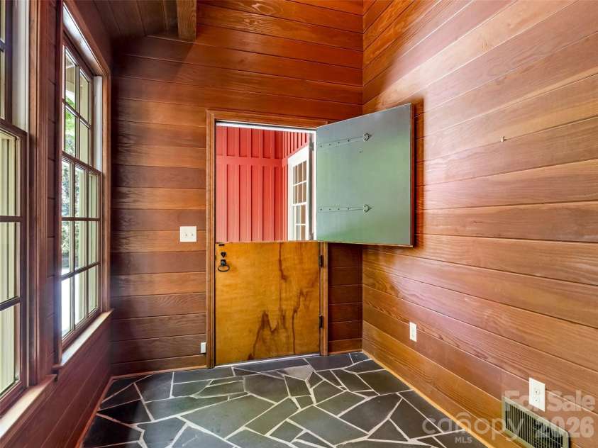 350 Shasta Lane, Charlotte, NC 28211.  MLS# CAR4394531, YatesRealty ID 31439. 