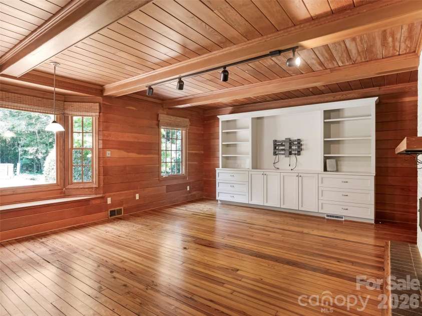 350 Shasta Lane, Charlotte, NC 28211.  MLS# CAR4394531, YatesRealty ID 31439. 