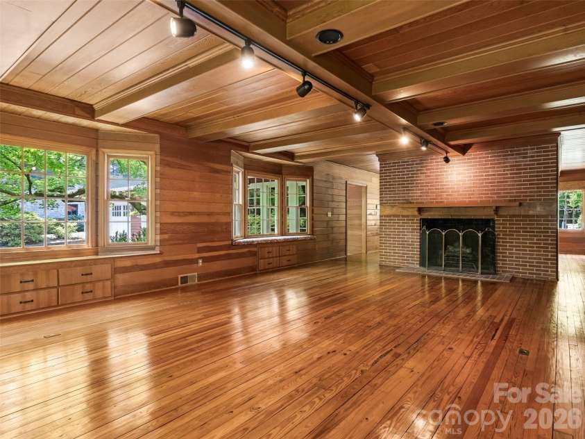 350 Shasta Lane, Charlotte, NC 28211.  MLS# CAR4394531, YatesRealty ID 31439. 