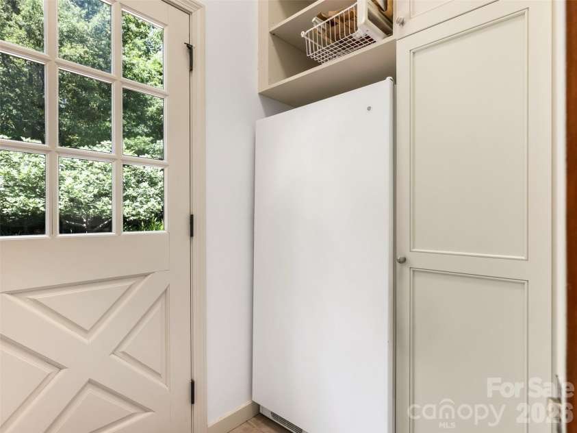 350 Shasta Lane, Charlotte, NC 28211.  MLS# CAR4394531, YatesRealty ID 31439. 