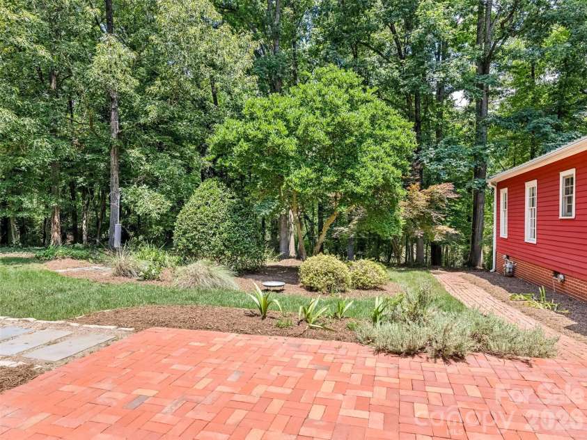 350 Shasta Lane, Charlotte, NC 28211.  MLS# CAR4394531, YatesRealty ID 31439. 