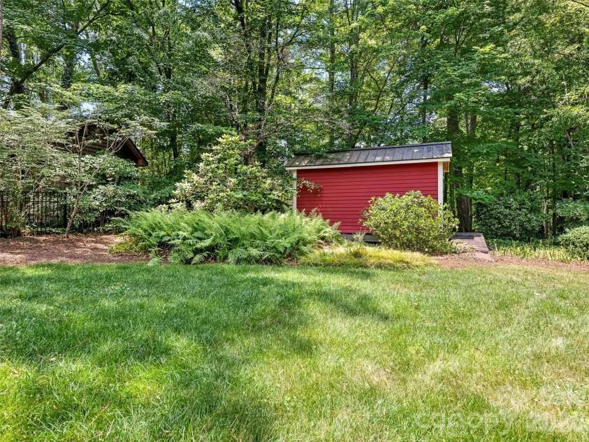 350 Shasta Lane, Charlotte, NC 28211.  MLS# CAR4394531, YatesRealty ID 31439. 