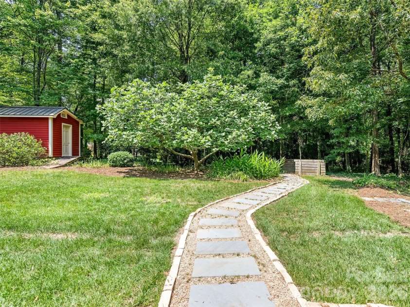 350 Shasta Lane, Charlotte, NC 28211.  MLS# CAR4394531, YatesRealty ID 31439. 