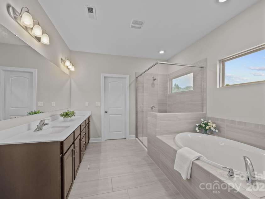141 Rain Shadow Drive, Mooresville, NC 28115.  MLS# CAR4305913, YatesRealty ID 3144. Primary ensuite with a nice soaking tub and big shower
