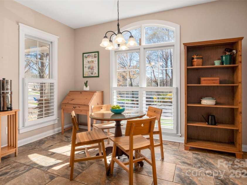7806 Spanish Oaks Drive, Waxhaw, NC 28173.  MLS# CAR4235449, YatesRealty ID 3144. Breakfast Area