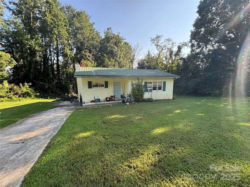 3523 Walker Circle, Lenoir, NC 28645.  MLS# CAR4286322, YatesRealty ID 31440. 