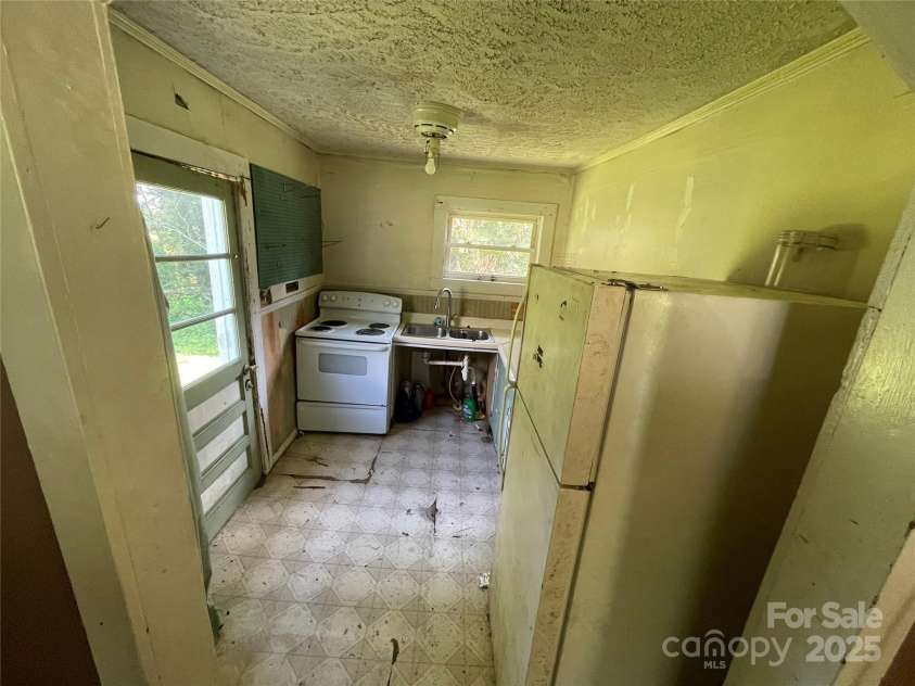 3523 Walker Circle, Lenoir, NC 28645.  MLS# CAR4286322, YatesRealty ID 31440. 