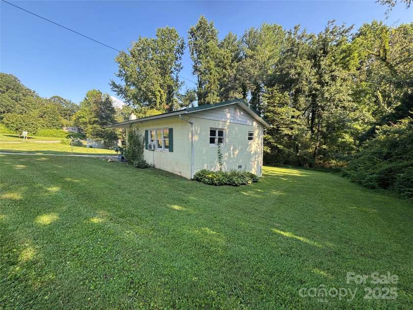 3523 Walker Circle, Lenoir, NC 28645.  MLS# CAR4286322, YatesRealty ID 31440. 