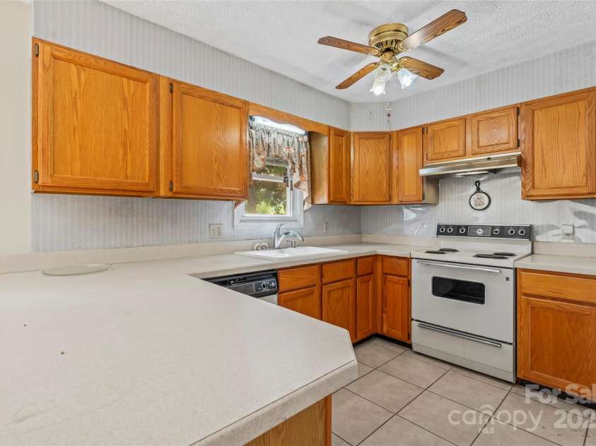 5438 Cold Harbor Drive, Charlotte, NC 28214.  MLS# CAR4282573, YatesRealty ID 31445. Kitchen