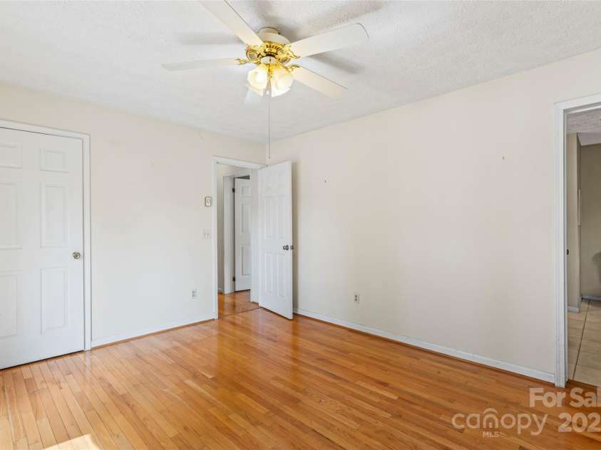 5438 Cold Harbor Drive, Charlotte, NC 28214.  MLS# CAR4282573, YatesRealty ID 31445. Primary - main level