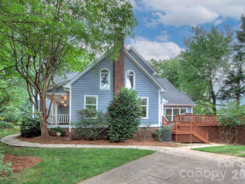 2000 Victorian Place, Charlotte, NC 28203.  MLS# CAR4393683, YatesRealty ID 31449. 