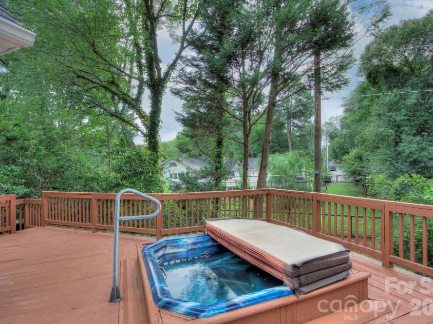 2000 Victorian Place, Charlotte, NC 28203.  MLS# CAR4393683, YatesRealty ID 31449. 