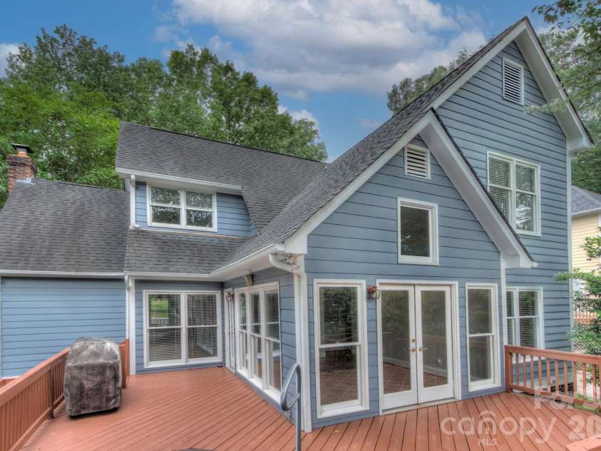 2000 Victorian Place, Charlotte, NC 28203.  MLS# CAR4393683, YatesRealty ID 31449. 