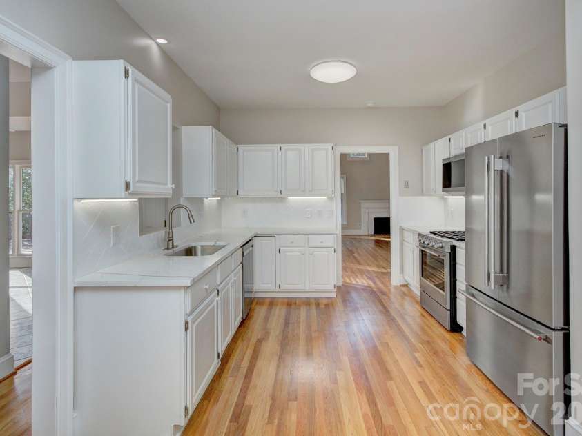 2000 Victorian Place, Charlotte, NC 28203.  MLS# CAR4393683, YatesRealty ID 31449. 