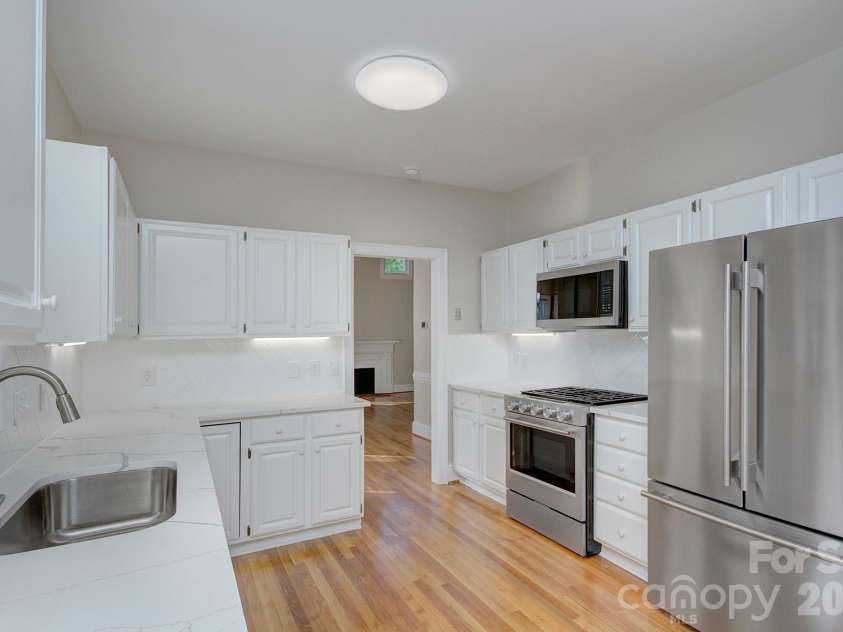 2000 Victorian Place, Charlotte, NC 28203.  MLS# CAR4393683, YatesRealty ID 31449. 