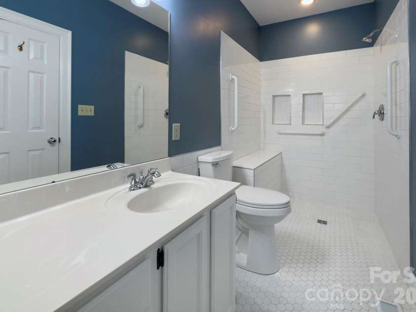 2000 Victorian Place, Charlotte, NC 28203.  MLS# CAR4393683, YatesRealty ID 31449. 