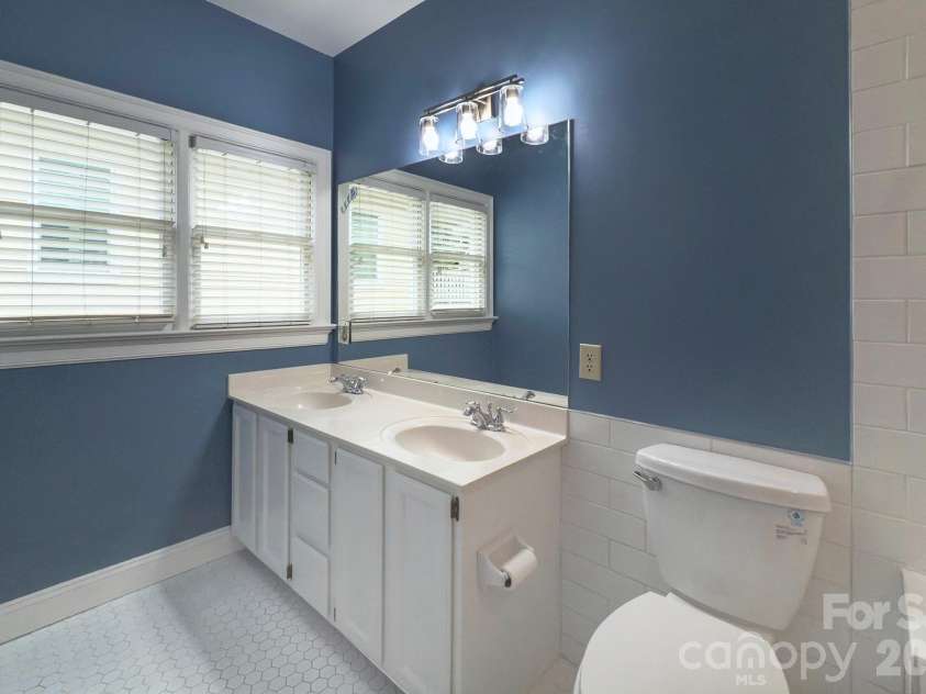 2000 Victorian Place, Charlotte, NC 28203.  MLS# CAR4393683, YatesRealty ID 31449. 