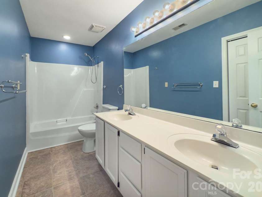 2000 Victorian Place, Charlotte, NC 28203.  MLS# CAR4393683, YatesRealty ID 31449. 