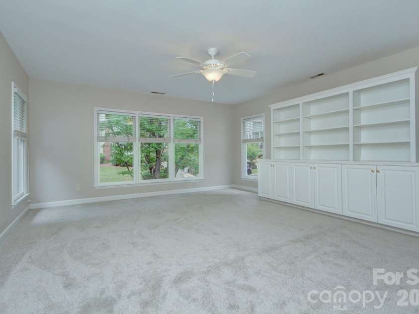 2000 Victorian Place, Charlotte, NC 28203.  MLS# CAR4393683, YatesRealty ID 31449. 