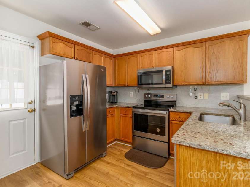956 Olde Towne Way, Rock Hill, SC 29732.  MLS# CAR4284943, YatesRealty ID 31451. Kitchen